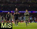 26.11.2025,  Fussball UEFA Championsleague 2025/2026: Vorrunde 5.Spieltag, FC Arsenal - FC Bayern M�nchen, im Emirates-Stadion London (England), Raphael Guerreiro (FC Bayern M�nchen), Tom Bischof (Bayern M�nchen), Harry Kane (FC Bayern M�nchen), Joshua Kimmich (FC Bayern M�nchen) nach dem Spiel frustriert.