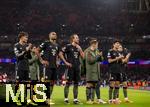 26.11.2025,  Fussball UEFA Championsleague 2025/2026: Vorrunde 5.Spieltag, FC Arsenal - FC Bayern M�nchen, im Emirates-Stadion London (England), Frustriert stehen die Bayernspieler nach der Niederlage in der kurve bei ihren Fans. Tom Bischof (Bayern M�nchen), Jonathan Tah (FC Bayern M�nchen), Harry Kane (FC Bayern M�nchen), Joshua Kimmich (FC Bayern M�nchen), Min-jae Kim (Bayern M�nchen, Minjae Kim) 