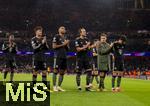 26.11.2025,  Fussball UEFA Championsleague 2025/2026: Vorrunde 5.Spieltag, FC Arsenal - FC Bayern M�nchen, im Emirates-Stadion London (England), Frustriert stehen die Bayernspieler nach der Niederlage in der kurve bei ihren Fans. Tom Bischof (Bayern M�nchen), Jonathan Tah (FC Bayern M�nchen), Harry Kane (FC Bayern M�nchen), Joshua Kimmich (FC Bayern M�nchen), Min-jae Kim (Bayern M�nchen, Minjae Kim) Nicolas Jackson (FC Bayern M�nchen) 