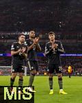 26.11.2025,  Fussball UEFA Championsleague 2025/2026: Vorrunde 5.Spieltag, FC Arsenal - FC Bayern M�nchen, im Emirates-Stadion London (England), Frustriert stehen die Bayernspieler nach der Niederlage in der kurve bei ihren Fans. Raphael Guerreiro (FC Bayern M�nchen), Jonathan Tah (FC Bayern M�nchen), Tom Bischof (Bayern M�nchen).