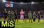 26.11.2025,  Fussball UEFA Championsleague 2025/2026: Vorrunde 5.Spieltag, FC Arsenal - FC Bayern M�nchen, im Emirates-Stadion London (England), Frustriert stehen die Bayernspieler nach der Niederlage in der kurve bei ihren Fans. 
