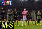 26.11.2025,  Fussball UEFA Championsleague 2025/2026: Vorrunde 5.Spieltag, FC Arsenal - FC Bayern M�nchen, im Emirates-Stadion London (England), Frustriert stehen die Bayernspieler nach der Niederlage in der kurve bei ihren Fans. 