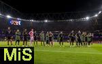 26.11.2025,  Fussball UEFA Championsleague 2025/2026: Vorrunde 5.Spieltag, FC Arsenal - FC Bayern M�nchen, im Emirates-Stadion London (England), Frustriert stehen die Bayernspieler nach der Niederlage in der kurve bei ihren Fans.