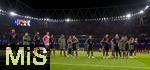 26.11.2025,  Fussball UEFA Championsleague 2025/2026: Vorrunde 5.Spieltag, FC Arsenal - FC Bayern M�nchen, im Emirates-Stadion London (England), Frustriert stehen die Bayernspieler nach der Niederlage in der kurve bei ihren Fans.