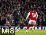 26.11.2025,  Fussball UEFA Championsleague 2025/2026: Vorrunde 5.Spieltag, FC Arsenal - FC Bayern M�nchen, im Emirates-Stadion London (England), v.l. Dayot Upamecano (FC Bayern M�nchen) gegen Eberechi Eze (FC Arsenal) 