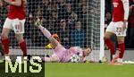 26.11.2025,  Fussball UEFA Championsleague 2025/2026: Vorrunde 5.Spieltag, FC Arsenal - FC Bayern M�nchen, im Emirates-Stadion London (England), Torwart Manuel Neuer (FC Bayern M�nchen) f�ngt den Ball.