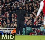 26.11.2025,  Fussball UEFA Championsleague 2025/2026: Vorrunde 5.Spieltag, FC Arsenal - FC Bayern M�nchen, im Emirates-Stadion London (England), Trainer Vincent Kompany (FC Bayern M�nchen) breitet die Arme aus.