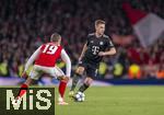 26.11.2025,  Fussball UEFA Championsleague 2025/2026: Vorrunde 5.Spieltag, FC Arsenal - FC Bayern M�nchen, im Emirates-Stadion London (England), v.l. Leandro Trossard (FC Arsenal) gegen Joshua Kimmich (FC Bayern M�nchen) 