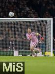 26.11.2025,  Fussball UEFA Championsleague 2025/2026: Vorrunde 5.Spieltag, FC Arsenal - FC Bayern M�nchen, im Emirates-Stadion London (England), Torwart Manuel Neuer (FC Bayern M�nchen) spurtet,