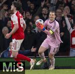 26.11.2025,  Fussball UEFA Championsleague 2025/2026: Vorrunde 5.Spieltag, FC Arsenal - FC Bayern M�nchen, im Emirates-Stadion London (England), Torwart Manuel Neuer (FC Bayern M�nchen) mit Ball.