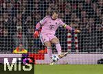 26.11.2025,  Fussball UEFA Championsleague 2025/2026: Vorrunde 5.Spieltag, FC Arsenal - FC Bayern M�nchen, im Emirates-Stadion London (England), Torwart Manuel Neuer (FC Bayern M�nchen) mit Ball.