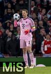 26.11.2025,  Fussball UEFA Championsleague 2025/2026: Vorrunde 5.Spieltag, FC Arsenal - FC Bayern M�nchen, im Emirates-Stadion London (England), Torwart Manuel Neuer (FC Bayern M�nchen) mit Ball.