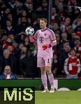 26.11.2025,  Fussball UEFA Championsleague 2025/2026: Vorrunde 5.Spieltag, FC Arsenal - FC Bayern M�nchen, im Emirates-Stadion London (England), Torwart Manuel Neuer (FC Bayern M�nchen) mit Ball.
