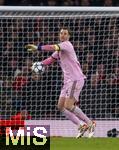 26.11.2025,  Fussball UEFA Championsleague 2025/2026: Vorrunde 5.Spieltag, FC Arsenal - FC Bayern M�nchen, im Emirates-Stadion London (England), Torwart Manuel Neuer (FC Bayern M�nchen) wirft den Ball ins Spiel. v.l. Mikel Merino (FC Arsenal), 