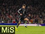 26.11.2025,  Fussball UEFA Championsleague 2025/2026: Vorrunde 5.Spieltag, FC Arsenal - FC Bayern M�nchen, im Emirates-Stadion London (England), Tom Bischof (Bayern M�nchen) am Ball.