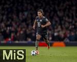 26.11.2025,  Fussball UEFA Championsleague 2025/2026: Vorrunde 5.Spieltag, FC Arsenal - FC Bayern M�nchen, im Emirates-Stadion London (England), Serge Gnabry (FC Bayern M�nchen) am Ball,