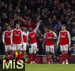 26.11.2025,  Fussball UEFA Championsleague 2025/2026: Vorrunde 5.Spieltag, FC Arsenal - FC Bayern Mnchen, im Emirates-Stadion London (England), Noni Madueke (FC Arsenal) jubelt mit seinen Teamkammeraden.