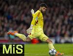 26.11.2025,  Fussball UEFA Championsleague 2025/2026: Vorrunde 5.Spieltag, FC Arsenal - FC Bayern M�nchen, im Emirates-Stadion London (England), Torwart David Raya (FC Arsenal) Schuss 