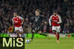 26.11.2025,  Fussball UEFA Championsleague 2025/2026: Vorrunde 5.Spieltag, FC Arsenal - FC Bayern M�nchen, im Emirates-Stadion London (England), Lennart Karl (mitte, FC Bayern M�nchen) am Ball 