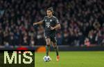 26.11.2025,  Fussball UEFA Championsleague 2025/2026: Vorrunde 5.Spieltag, FC Arsenal - FC Bayern M�nchen, im Emirates-Stadion London (England), Serge Gnabry (FC Bayern M�nchen) am Ball 
