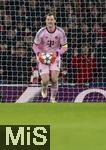 26.11.2025,  Fussball UEFA Championsleague 2025/2026: Vorrunde 5.Spieltag, FC Arsenal - FC Bayern M�nchen, im Emirates-Stadion London (England), Torwart Manuel Neuer (FC Bayern M�nchen) mit dem Ball.