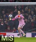 26.11.2025,  Fussball UEFA Championsleague 2025/2026: Vorrunde 5.Spieltag, FC Arsenal - FC Bayern M�nchen, im Emirates-Stadion London (England), Torwart Manuel Neuer (FC Bayern M�nchen) mit dem Ball.