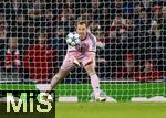 26.11.2025,  Fussball UEFA Championsleague 2025/2026: Vorrunde 5.Spieltag, FC Arsenal - FC Bayern M�nchen, im Emirates-Stadion London (England), Torwart Manuel Neuer (FC Bayern M�nchen) mit dem Ball.