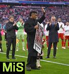 29.11.2025, Fussball Bundesliga 2025/2026, 12.Spieltag, FC Bayern Mnchen - FC St. Pauli, in der Allianz-Arena Mnchen,  Coman wird verabschiedet

