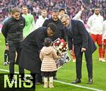 29.11.2025, Fussball Bundesliga 2025/2026, 12.Spieltag, FC Bayern Mnchen - FC St. Pauli, in der Allianz-Arena Mnchen,  Coman wird verabschiedet v.l. Sportdirektor Christoph Freund (Bayern Mnchen),  coman, Sportvorstand Max Eberl (Bayern Mnchen) und Vorstandsvorsitzender Jan-Christian Dreesen (FC Bayern Mnchen) 

