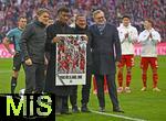 29.11.2025, Fussball Bundesliga 2025/2026, 12.Spieltag, FC Bayern Mnchen - FC St. Pauli, in der Allianz-Arena Mnchen,  Kinsley Coman (Bayern Mnchen), wird verabschiedet, v.l. Sportdirektor Christoph Freund (Bayern Mnchen), Coma, Sportvorstand Max Eberl (Bayern Mnchen) und Vorstandsvorsitzender Jan-Christian Dreesen (FC Bayern Mnchen) 


