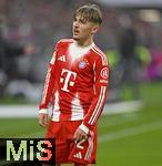29.11.2025, Fussball Bundesliga 2025/2026, 12.Spieltag, FC Bayern Mnchen - FC St. Pauli, in der Allianz-Arena Mnchen,  Lennart Karl (FC Bayern Mnchen) nachdenklich.


