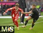 29.11.2025, Fussball Bundesliga 2025/2026, 12.Spieltag, FC Bayern Mnchen - FC St. Pauli, in der Allianz-Arena Mnchen,  v.l. Lennart Karl (FC Bayern Mnchen) gegen Lars Ritzka (FC St. Pauli) 


