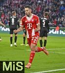 29.11.2025, Fussball Bundesliga 2025/2026, 12.Spieltag, FC Bayern Mnchen - FC St. Pauli, in der Allianz-Arena Mnchen,  Raphael Guerreiro (FC Bayern Mnchen) jubelt.


