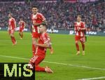 29.11.2025, Fussball Bundesliga 2025/2026, 12.Spieltag, FC Bayern Mnchen - FC St. Pauli, in der Allianz-Arena Mnchen,  Raphael Guerreiro (FC Bayern Mnchen) jubelt. v.l. Luis Diaz (FC Bayern Mnchen), Raphael Guerreiro (FC Bayern Mnchen), und Lennart Karl (FC Bayern Mnchen) 


