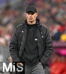 29.11.2025, Fussball Bundesliga 2025/2026, 12.Spieltag, FC Bayern Mnchen - FC St. Pauli, in der Allianz-Arena Mnchen,  Trainer Alexander Blessin (FC St. Pauli) nachdenklich.


