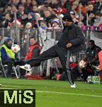 29.11.2025, Fussball Bundesliga 2025/2026, 12.Spieltag, FC Bayern Mnchen - FC St. Pauli, in der Allianz-Arena Mnchen,  Trainer Vincent Kompany (FC Bayern Mnchen) spielt den Ball.


