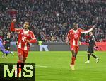 29.11.2025, Fussball Bundesliga 2025/2026, 12.Spieltag, FC Bayern Mnchen - FC St. Pauli, in der Allianz-Arena Mnchen,  Torjubel nach dem 3:1 v.l. Serge Gnabry (FC Bayern Mnchen) und Nicolas Jackson (FC Bayern Mnchen) 


