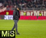 29.11.2025, Fussball Bundesliga 2025/2026, 12.Spieltag, FC Bayern M�nchen - FC St. Pauli, in der Allianz-Arena M�nchen, Trainer Alexander Blessin (FC St. Pauli) wandert total frustriert nach der Niederlage �ber den Platz. 