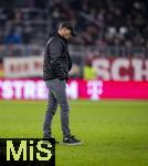 29.11.2025, Fussball Bundesliga 2025/2026, 12.Spieltag, FC Bayern M�nchen - FC St. Pauli, in der Allianz-Arena M�nchen, Trainer Alexander Blessin (FC St. Pauli) wandert total frustriert nach der Niederlage �ber den Platz.