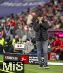 29.11.2025, Fussball Bundesliga 2025/2026, 12.Spieltag, FC Bayern M�nchen - FC St. Pauli, in der Allianz-Arena M�nchen, Trainer Alexander Blessin (FC St. Pauli) fassungslos nach dem F�hrungstor der Bayern zum 2:1 