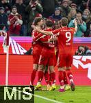 29.11.2025, Fussball Bundesliga 2025/2026, 12.Spieltag, FC Bayern M�nchen - FC St. Pauli, in der Allianz-Arena M�nchen, Torjubel von links:  Leon Goretzka (FC Bayern M�nchen), Tom Bischof (Bayern M�nchen), Nicolas Jackson (FC Bayern M�nchen), Harry Kane (FC Bayern M�nchen) 