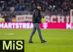 29.11.2025, Fussball Bundesliga 2025/2026, 12.Spieltag, FC Bayern M�nchen - FC St. Pauli, in der Allianz-Arena M�nchen, Trainer Alexander Blessin (FC St. Pauli) wandert total frustriert nach der Niederlage �ber den Platz. 