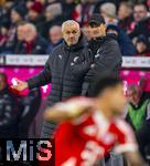 29.11.2025, Fussball Bundesliga 2025/2026, 12.Spieltag, FC Bayern M�nchen - FC St. Pauli, in der Allianz-Arena M�nchen, v.li: Co-Trainer Peter Nemeth mit Trainer Alexander Blessin (FC St. Pauli) ratlos an der Seitenlinie.