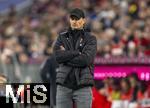 29.11.2025, Fussball Bundesliga 2025/2026, 12.Spieltag, FC Bayern M�nchen - FC St. Pauli, in der Allianz-Arena M�nchen, Trainer Alexander Blessin (FC St. Pauli) ratlos an der Seitenlinie.