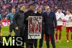29.11.2025, Fussball Bundesliga 2025/2026, 12.Spieltag, FC Bayern M�nchen - FC St. Pauli, in der Allianz-Arena M�nchen, Offizieller Abschied von Kingsley Coman (2.v.li, FC Bayern M�nchen) vor dem Spiel, Sportvorstand Max Eberl (Bayern M�nchen), Sportdirektor Christoph Freund (Bayern M�nchen) und Vorstandsvorsitzender Jan-Christian Dreesen (re, FC Bayern M�nchen) verabschieden ihn.
