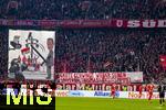29.11.2025, Fussball Bundesliga 2025/2026, 12.Spieltag, FC Bayern M�nchen - FC St. Pauli, in der Allianz-Arena M�nchen, Plakat gegen Andy Grote: Schm�hplakat der Bayernfans in der S�dkurve gegen einen Hamburger Politiker. Weil er sich in einem Tweet als Pimmel beleidigt f�hlt, l�st Hamburgs Innensenator Andy Grote im Jahr 2021 eine Hausdurchsuchung der Polizei aus. Vor der Innenministerkonferenz, die neue Repressionen gegen Fu�ballfans vorbereitet, erinnern die Fans des FC Bayern an dieses Ereignis mit diesen Plakaten. Eine riesige Karikatur zeigte Hamburgs Senator f�r Inneres und Sport im grauen Anzug und mit offener Hose, aus der ein �berdimensionaler Schlagstock herausragt. Im Hintergrund sind Fu�ballfans in roter Montur zu sehen, dazu ein behelmter Polizist, der sie mit einer Hand-Kamera filmt sowie weitere �berwachungskameras und ein Zettel, auf dem Stadionverbot steht. Auf einem Spruchband direkt daneben war zu lesen: Grote schwingt wieder seinen Unverh�ltnism�ssigkeitspimmel. (Munich red Pride Fanorganisation)