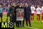 29.11.2025, Fussball Bundesliga 2025/2026, 12.Spieltag, FC Bayern M�nchen - FC St. Pauli, in der Allianz-Arena M�nchen, Offizieller Abschied von Kingsley Coman (FC Bayern M�nchen) vor dem Spiel, Sportvorstand Max Eberl (Bayern M�nchen), Sportdirektor Christoph Freund (Bayern M�nchen) und Vorstandsvorsitzender Jan-Christian Dreesen (FC Bayern M�nchen) verabschieden ihn.