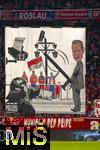 29.11.2025, Fussball Bundesliga 2025/2026, 12.Spieltag, FC Bayern M�nchen - FC St. Pauli, in der Allianz-Arena M�nchen, Plakat gegen Andy Grote: Schm�hplakat der Bayernfans in der S�dkurve gegen einen Hamburger Politiker. Weil er sich in einem Tweet als Pimmel beleidigt f�hlt, l�st Hamburgs Innensenator Andy Grote im Jahr 2021 eine Hausdurchsuchung der Polizei aus. Vor der Innenministerkonferenz, die neue Repressionen gegen Fu�ballfans vorbereitet, erinnern die Fans des FC Bayern an dieses Ereignis mit diesen Plakaten. Eine riesige Karikatur zeigte Hamburgs Senator f�r Inneres und Sport im grauen Anzug und mit offener Hose, aus der ein �berdimensionaler Schlagstock herausragt. Im Hintergrund sind Fu�ballfans in roter Montur zu sehen, dazu ein behelmter Polizist, der sie mit einer Hand-Kamera filmt sowie weitere �berwachungskameras und ein Zettel, auf dem Stadionverbot steht. Auf einem Spruchband direkt daneben war zu lesen: Grote schwingt wieder seinen Unverh�ltnism�ssigkeitspimmel. (Munich red Pride Fanorganisation)