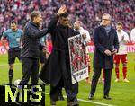29.11.2025, Fussball Bundesliga 2025/2026, 12.Spieltag, FC Bayern M�nchen - FC St. Pauli, in der Allianz-Arena M�nchen, Offizieller Abschied von Kingsley Coman (FC Bayern M�nchen) vor dem Spiel, Sportvorstand Max Eberl (Bayern M�nchen), Sportdirektor Christoph Freund (Bayern M�nchen) und Vorstandsvorsitzender Jan-Christian Dreesen (FC Bayern M�nchen) verabschieden ihn.