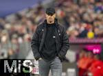 29.11.2025, Fussball Bundesliga 2025/2026, 12.Spieltag, FC Bayern M�nchen - FC St. Pauli, in der Allianz-Arena M�nchen, Trainer Alexander Blessin (FC St. Pauli) ratlos an der Seitenlinie.